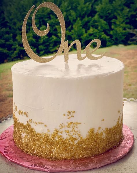 Glitter gold smash cake Golden Smash Cake, Gold Glitter Birthday Cake, Gold 1st Birthday Cake, White Cake With Gold Accents, First Birthday Golden Birthday, Golden First Birthday Girl, One Year Old Cake Ideas, Gold First Birthday Cake, Girl Cake Smash Ideas