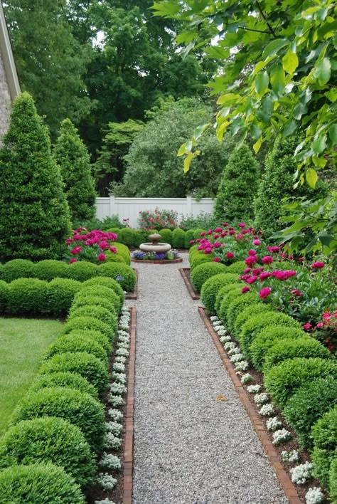 Boxwood Garden, English Garden Design, Gravel Path, Flower Garden Design, Formal Garden, Garden Shrubs, Formal Gardens, Beautiful Flowers Garden, Garden Pathway