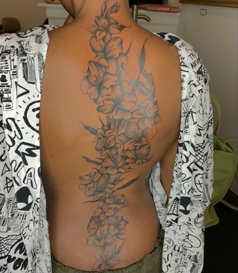 Floral Back Tattoo Black Women, Back Tattoo Cover Up Ideas For Women Spine, Black Spine Tattoos For Women, Back Tattoo Women Full Flowers, Back Tattoo Black Women Spine, Full Back Tattoo Black Women, Big Spine Tattoos, Floral Back Tattoo Women Spine, Spine Cover Up Tattoos For Women