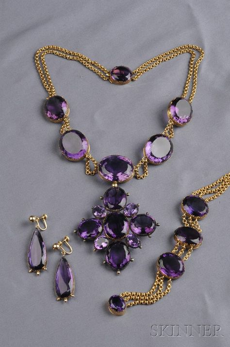 Purple Jewelry Set, Gold Jewelry Simple Necklace, Jewelry Set Design, Indian Jewellery Design Earrings, Gold Bride Jewelry, Antique Gold Jewelry, Purple Jewelry, Gold Jewelry Earrings, Gold Jewelry Simple