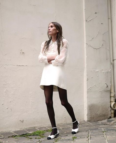 White Dresses For Winter, White Dress For Winter, White Dress With Tights, Dress During Winter, White Dress Black Tights, Dress With Tights Outfit, Dresses With Black Tights, White Holiday Dress, Knitted Dress Outfit