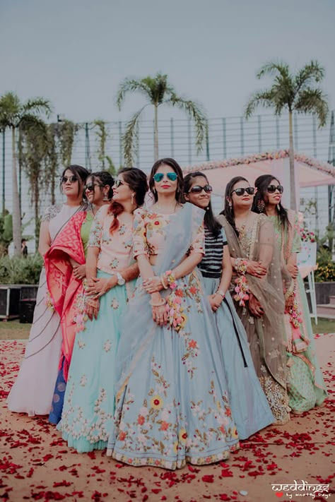 Wedding Photo Poses With Friends, Wedding Poses Indian Friends, Bride Group Poses, Bride And Friends Photo Ideas, Wedding Friends Photo, Mehendi Poses For Bride With Friends, Bride Friends Photography, Poses With Bride, Haldi Poses