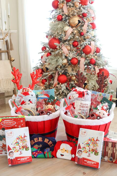 Christmas Decor Gift Basket, Christmas Family Gift Basket, Christmas Kids Traditions, Kid Christmas Basket Ideas, Popular Christmas Decor 2023, Christmas Basket For Kids, Kids Christmas Basket Ideas, Night Before Christmas Box Ideas, Kids Christmas Basket