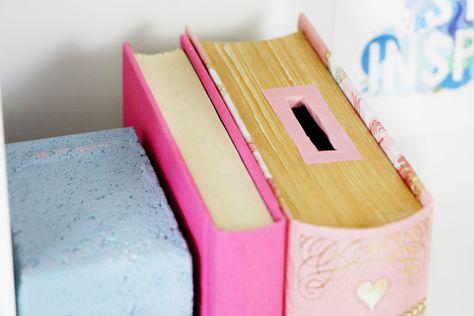 DIY Piggy Bank made from a Book – 2 Ways! Diy Coin Bank, Money Box Diy, Diy Piggy Bank, Piggy Bank Craft, Piggy Bank Diy, Diy Bank, Money Saving Box, Savings Jar, Diy Money