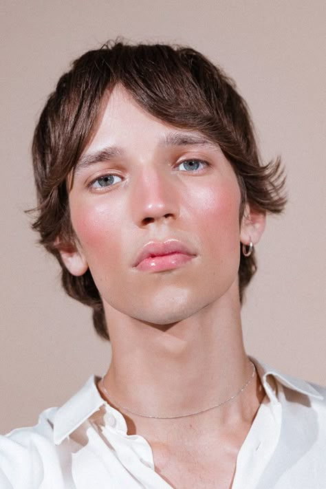 Men In Makeup, Makeup Artist Aesthetic, Mens Makeup, Boy Makeup, Trend It Up, Men Makeup, Corrective Makeup, Sunkissed Makeup, Minimal Makeup Look