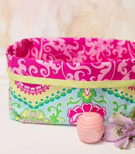 Fabric Basket Diy, Cloth Basket, Fabric Basket Tutorial, Basket Tutorial, Basket Diy, Scrap Fabric Projects, Crafty Mom, Cute Sewing Projects, Fabric Bowls