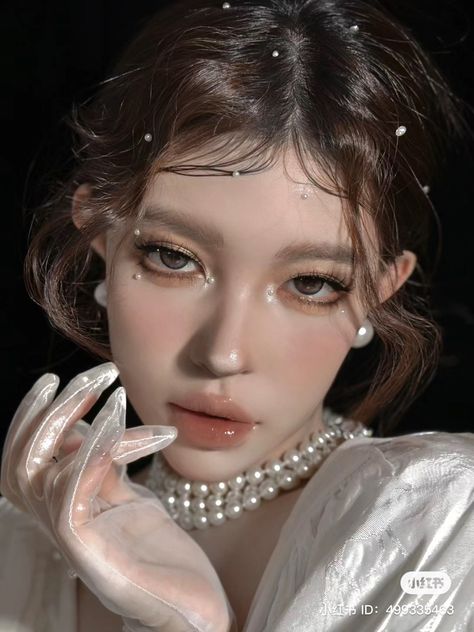 Chanel Model Makeup, Douyin Elegant Makeup, Chinese Smokey Eye Makeup, Goddess Makeup Tutorial, Pearl Makeup Douyin, Douyin Jelly Makeup, Shiny Makeup Look Glitter, Douyin Pearl Makeup, Pearl Makeup Aesthetic