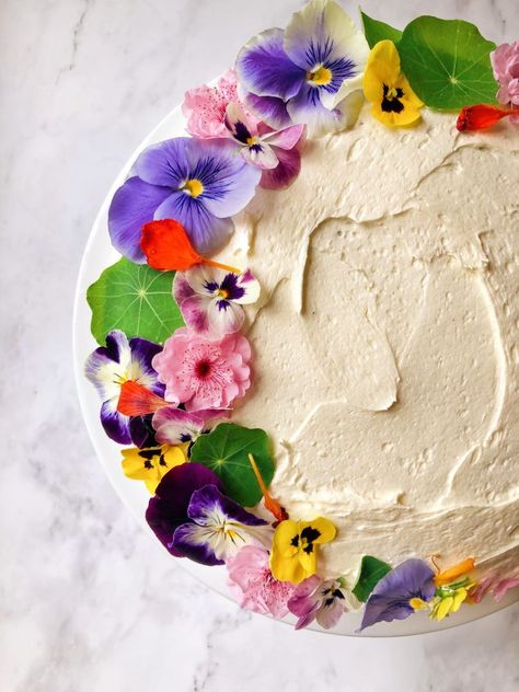 Yogurt Lemon Cake, Cake With Edible Flowers, Lemon Yogurt Cake, Smash Cake Recipes, Edible Flowers Cake, Donut Bun, Lemon Yogurt, Yogurt Cake, Vegan Yogurt