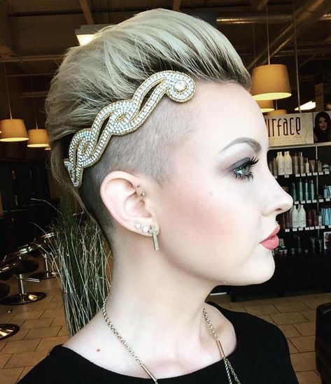 Pixie Undercut With Hair Jewelry Wedding Hair For Short Hair, Accessories For Short Hair, Hair For Short Hair, Bald Beauty, Short Hair Accessories, Extreme Hairstyles, Pixie Undercut, Glitter Accessories, Hair Evolution