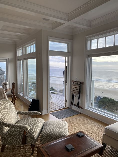 House Near Beach, Oregon Coast Vacation, House Aesthetics, New England Beach House, Beach House Aesthetic, Small Beach Houses, Seaside Apartment, Oregon House, Summer Beach House