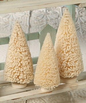 Christmas Decor Modern, Christmas Centerpiece Ideas, Christmas Decor Rustic, Yarn Trees, Christmas Mantel Decor, Minimalist Christmas Decor, Christmas Tree Decorating Ideas, Tree Decorating Ideas, Bottle Brush Christmas Trees