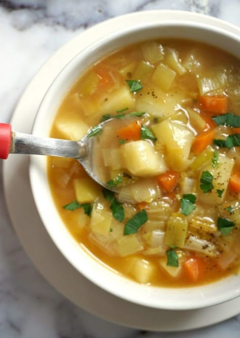 Chunky Leek and Potato Soup with no cream added, a healthy and nutritious vegetarian soup that the whole family can enjoy. It's ready in about 20 minutes or so, it's super easy to make, and delicious too. Comfort food at its best! #soup, #potatosoup , #vegetarianrecipes Potato Soup No Cream, Leek And Potato Recipes, Leeks Soup Recipes, Leek And Potato Soup, Leek And Potato, Leek Recipes, Pudding Chia, Won Ton, Potato Leek Soup