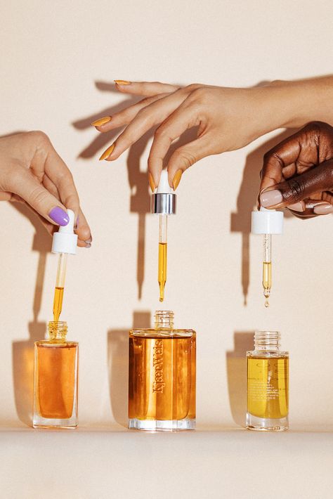 Nail Oil Aesthetic, Face Oil Photography, Face Cream Aesthetic, Hair Oil Aesthetic, Body Oil Aesthetic, Serum Aesthetic, Skincare Aesthetic Photography, Oil Aesthetic, Oil On Skin