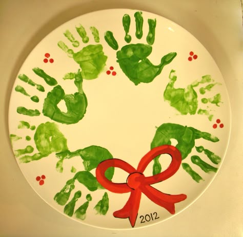 Handprint wreath painted pottery Diy Christmas Plate, Handprint Wreath, Christmas Handprint Crafts, Christmas Handprint, Christmas Pottery, Handprint Christmas, Christmas Crafts For Toddlers, Footprint Crafts, Christmas Plate