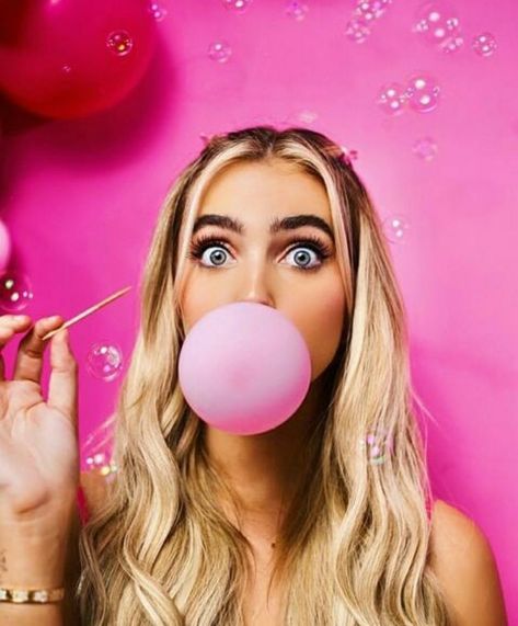 Bubble Gum Picture Ideas, Woman Blowing Bubble Gum, Bubble Gum Photoshoot Ideas, Bubblegum Photoshoot Ideas, Candy Land Photo Shoot, Hot Pink Photoshoot, Candy Photoshoot Ideas, Bubble Gum Photoshoot, Bubblegum Photoshoot