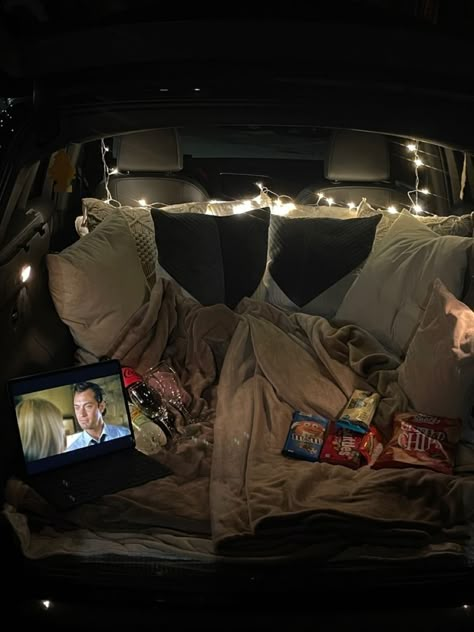 Backseat Date, Car Trunk Movie Night, Car Trunk Sleepover, Car Movie Date Aesthetic, Back Of Car Date, Movie In Car Date, Back Of Car Date Ideas, Movie Night In Car, Back Of The Car Date Night