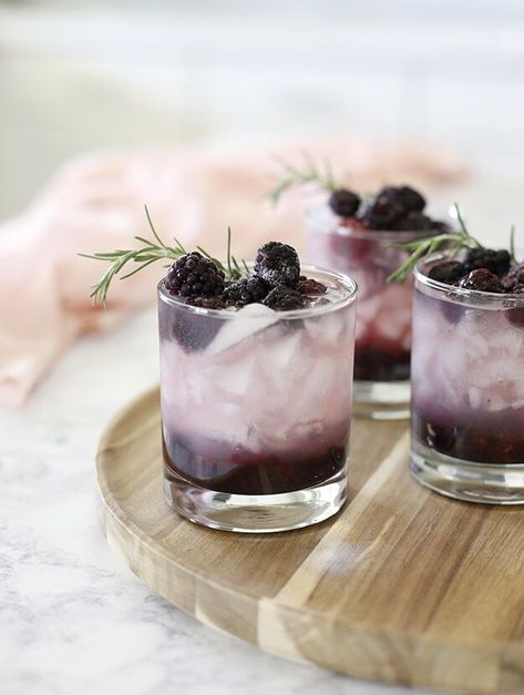 Refreshing Blackberry Cocktail (or Mocktail) Ginger Ale Punch, Blackberry Cocktail, Summer Drinks Nonalcoholic, Summer Mocktails, Mocktail Drinks, Summer Drinks Alcohol, Non Alcoholic Cocktails, Alcoholic Cocktails, Refreshing Summer Drinks