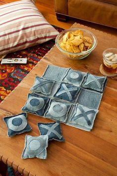 Jeans Recycle Ideas, Old Jeans Recycle, Artisanats Denim, Hantverk Diy, Diy Sy, Jean Quilt, Diy Jeans, Blue Jeans Crafts, Tic Tac Toe Game