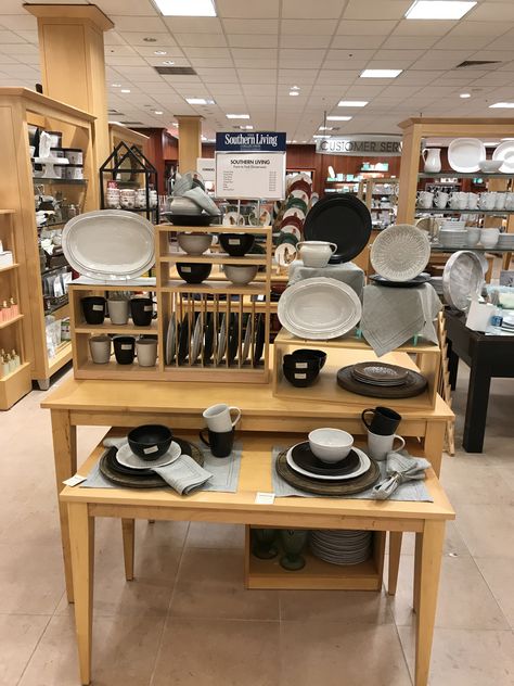 Retail Dish Display, Diy Retail Display, Zara Home Interiors, Homeware Display, Dinnerware Display, Shop Merchandising, Tableware Display, Modern Flatware, Dish Display