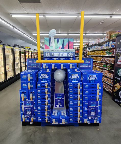 Super Bowl creative beer display. Football Display Ideas Retail Design, Beer Stand Design, Pepsi Booth Design, Beer Display, Posm Display, Football Displays, Supermarket Display, Beer Box, Premium Beer