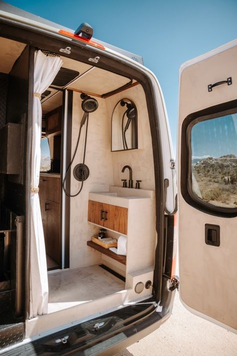 Bus Decor, Van Inspiration, Converted Vans, Tiny House Camper, Tiny House Luxury, Van House, Sprinter Van Conversion, Van Conversion Interior, Campervan Life