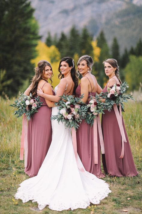 Wedding Photo Small Bridal Party, Pictures Of Bridesmaids, Wedding Pictures Small Bridal Party, Wedding Picture Ideas With Small Bridal Party, Wedding Portraits Bridesmaids, Bridesmade Photos Wedding Pics, Wedding Day Photos With Bridesmaids, Wedding Portraits Bridal Party, Wedding Photoshoot Bridesmaids