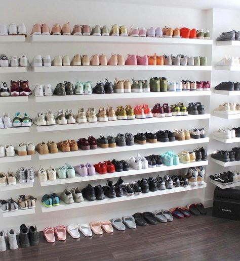 @rosegoldkatie Interior Design Country, Sneaker Closet, Shoe Organization, Shoe Room, Closet Shoe Storage, 아파트 인테리어, Dream Closets, Modern Shoes, Kids Room Rug