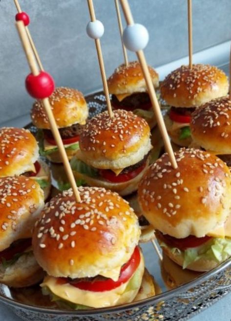 mini burgers (apéritifs pour recevoir) - Prêt en 1 h - Recette simple et à coût eco. pour 10 personne(s). Créée par degoiss_4047 Mini Hamburger, Burger Bites, Mini Hamburgers, Mini Burger, Mini Burgers, Snack Table, Catering Menu, Food Accessories, Mini Pizza