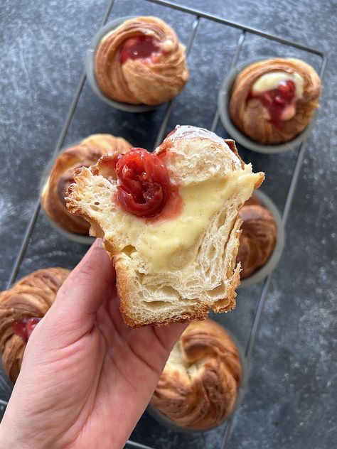 Cruffins (Hybrid Method) - Natasha's Baking Filled Cruffin Recipe, Cruffin Filling Ideas, Artisan Bakery Recipes, Natasha’s Baking, Vegan Cruffin Recipe, Stuffed Cruffins, Cruffin Recipe From Scratch, Cruffins Recipe Easy From Scratch, Cruffins Recipe Easy