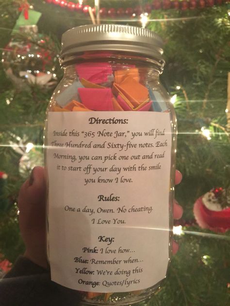 365 day note jar for boyfriend or girlfriend. 365 Note Jar, Gifts For Boyfriend Long Distance, 365 Jar, Diy Crafts For Boyfriend, Diy Valentines Day Gifts For Him, Diy Gifts For Girlfriend, Diy Star, Diy Gifts For Men, Anniversaire Diy