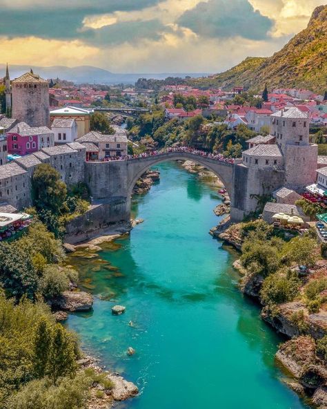 The bridge of fairytales 😍 Look at these people on the bridge 😱 Mostar, Bosnia and Herzegovina 🇧🇦 European Wallpaper Iphone, Europe Travel Places, Piatra Neamt, Mostar Bosnia, Castle Ideas, Croatia Itinerary, Magic Christmas, Old Bridge, Voyage Europe