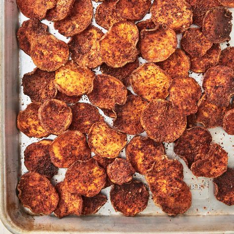 Sweet Potato Chips - Delish.com Sweet Potato Chips Recipe, Sweet Potato Crisps, Bbq Chips, Healthy Chips, Healthy Potatoes, Baked Corn, Stuffed Sweet Potato Healthy, Potato Crisps, Meal Prep Clean Eating