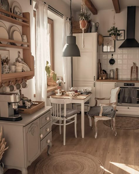 Discovered by 𝕷𝖀𝕹𝕬. Find images and videos about kitchen and interrio on We Heart It - the app to get lost in what you love. Mega House, Bloxburg Ideas, Hygge Home, Cozy Kitchen, Cottage Kitchen, Decor Minimalist, Country Kitchen, 인테리어 디자인, Home Decor Kitchen