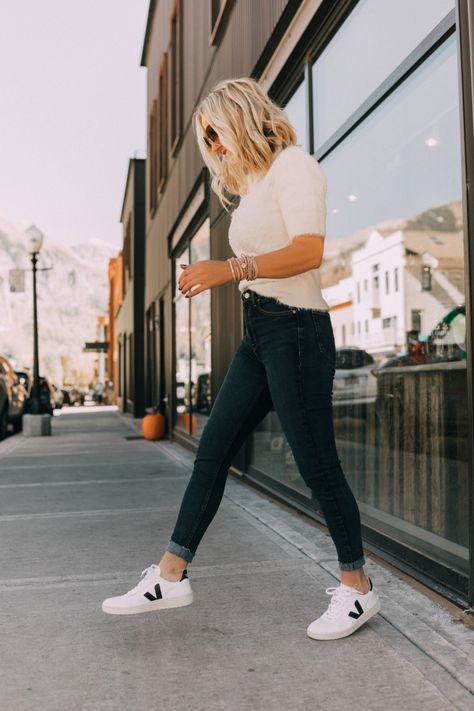 An Honest Review Of The Popular Veja Sneakers | Busbee Style Veja Sneakers Outfit, Busbee Style, White Sneakers Outfit, Trainers Outfit, Sneaker Outfits Women, Veja Shoes, Sneaker Trend, Sneakers Fashion Outfits, Ethical Fashion Brands