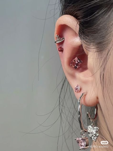 Pretty Piercings, Multiple Ear Piercing, Piercings Earrings, Pretty Ear Piercings, Cute Ear Piercings, Cool Piercings, Ear Style, Piercing Inspo, Image Swag