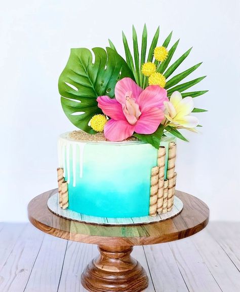 Be Still Bakery on Instagram: “A little vitamin “sea” to wrap up your weekend! Sometimes getting out of my normal routine proves to be a good thing! I know I mainly post…” Hawaii Cake Ideas Hawaiian Birthday, Hawaii Birthday Cake, Hawaiian Cakes, Hawaiian Theme Cakes, Aloha Cake, Tropical Cakes, Hawaii Cake, Summer Birthday Cake, Moana Birthday Cake