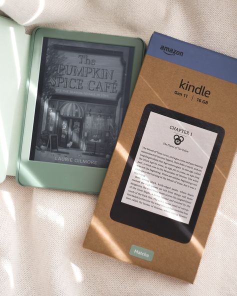 I absolutely love my new Kindle in the color Matcha! I have the 2021 Kindle Paperwhite, but I wanted something smaller that could fit in my bag, and this Kindle is the perfect size. The color is also so beautiful. I’m in love! 🫶🏻 • 📷: Fujifilm X-E4 💌: XF56mm f1.2 R APD • • • 🏷️ #kindle #kindlebasic #kindlebooks #kindleunlimted #kindlematcha #matcha #bookstagram #bookstagrammer #bookish #bookphotography #booksta #lauriegilmore #thepumpkinspicecafe #fujifilmxe4 #fujifilm #fujifilmxseries #fuji... Matcha Kindle Aesthetic, Kindle Accessories Aesthetic, Kindle Vision Board, Matcha Kindle, Kindle Paperwhite Aesthetic, Aesthetic Kindle, Kindle Accessories, Kindle Basic, Kindle Aesthetic