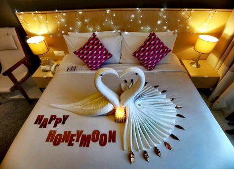 Honeymoon Room Decorations, Bad Room Decoration, Romantic Room Design, Wedding Bedroom Decoration, Happy Honeymoon, Bridal Room Decor, Bedroom Colour Schemes, Romantic Room Surprise, Towel Origami