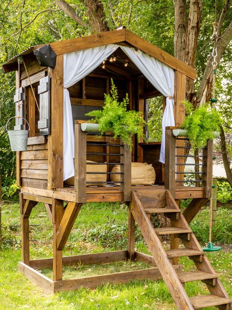 Kids Playhouse Ideas, Playhouse Ideas, Tree House Plans, Tree House Diy, Backyard Playhouse, Diy Playhouse, Tree House Kids, Tree House Designs, Small Deck