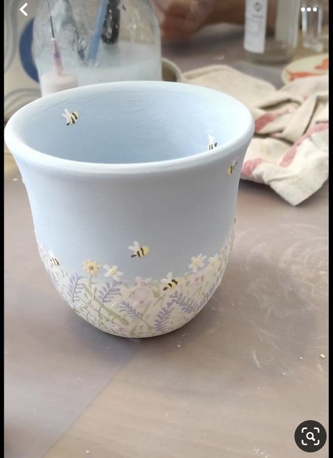 Painted Pottery Cup Ideas, Bee Mug Painting, Bee Pottery Ideas, Hand Painted Cups Ideas, Color Me Mine Painting Ideas, Ceramic Pottery Painting Ideas Easy, Poetry Painting Ideas Mug, Spring Pottery Painting Ideas, Bee Pottery Painting