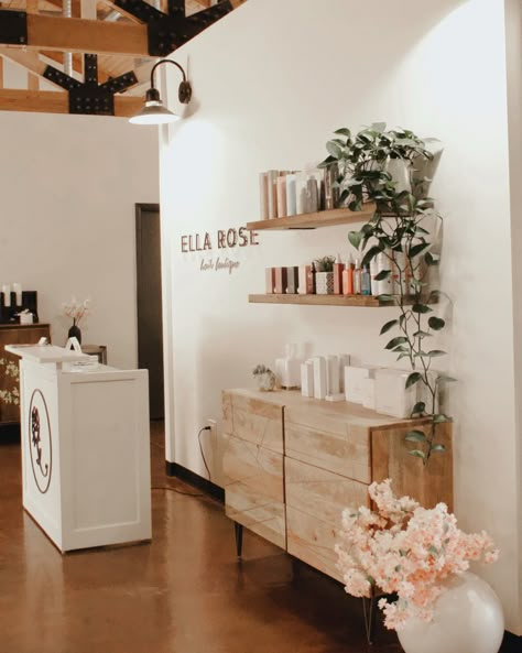 Spa Decor Ideas Estheticians Boho, Boho Chic Spa Decor, Rattan Salon Decor, Organic Hair Salon Decor, Home Salon Ideas Small Nails, Boho Modern Salon Decor, Boho Small Salon Ideas, Hair Dressers Salon Ideas, Natural Beauty Salon Interior Design