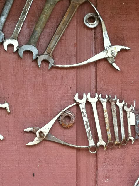 Repurpose! Someone repurposed old tools to make "fish" of different sizes as wall art work. Wal Art, Repurposed Art, Metal Yard Art, Metal Garden Art, Junk Art, Old Tools, Trash To Treasure, Metal Projects, Recycled Art