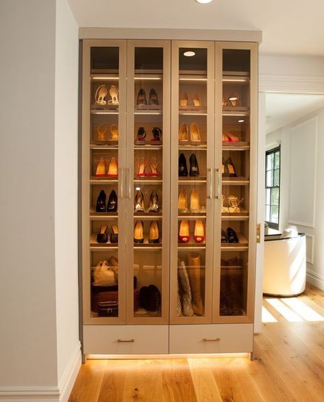 Shoe Closet Entryway Entrance, Entry Closet Storage, Luxury Shoe Closet, Custom Shoe Storage, Smart Shoe Storage, Wardrobes Designs, Fancy Closet, Closets Ideas, Purse Display