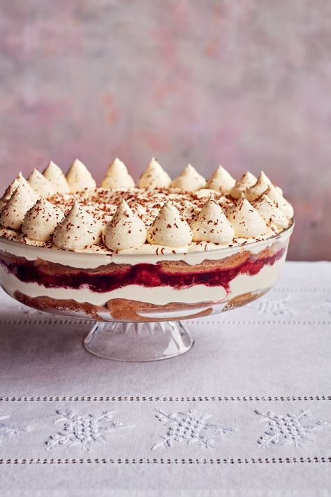 Mary Berry Tiramisu Red Fruit Trifle - Mary Berry Recipes Alternative Christmas Pudding, Ice Cream Cake Birthday, Berry Tiramisu, Meringue Roulade, Fruit Trifle, Nadiya Hussain, Mary Berry Recipes, Chocolate Yule Log, Almond Pastry