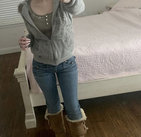 2010s Fall Outfits, Y2k Uggs Outfit, How To Style Grey Skirt, 2000s Fashion Outfits, Swaggy Outfits, Cute Everyday Outfits, Outfit Inspo Fall, 2000s Fashion, Girly Outfits