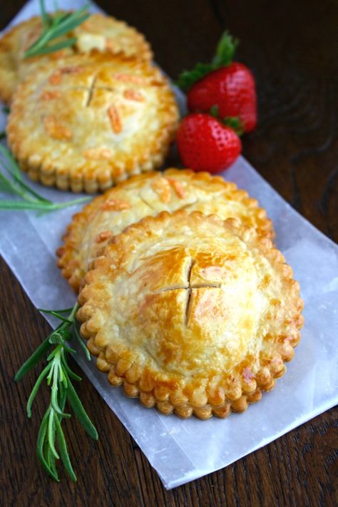 Make a batch of Ham & Havarti Hand Pies with Rosemary-Mustard Aioli to impress those you love! They're loaded with great ingredients! British Hand Pies, Hand Pies Recipes Savory, Hand Pies Recipes, Mustard Aioli, Small Pies, Hand Pies Savory, Savory Tarts, Hand Pie Recipes, Hand Pie