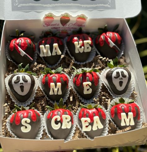 Scream Themed Snacks, Scream Themed Food, Spooky Picnic, Halloween Strawberries, Movie Theme Night, Halloween Bakes, Couples Movie Night, Halloween Treats Ideas, Bakery Business Ideas