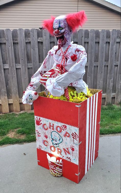 Diy Carnevil Halloween, Evil Clown Halloween Decorations, Scary Clown Yard Decorations, Clown Decorations Carnival Themes, Diy Carnevil Props, Halloween Carnevil Ideas, Clown Halloween Party Ideas, Halloween Yard Displays Scary, Diy Jack In The Box Prop