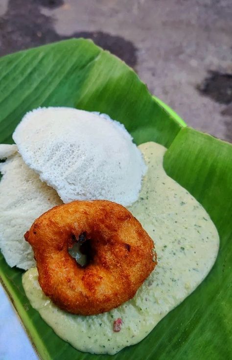 Idli Vada, South Indian Foods Pao Bhaji, Idli Vada, Vada Recipe, Random Snaps, Idli Dosa, Idli Recipe, South Indian Recipes, Food Crush, Dinner Snacks