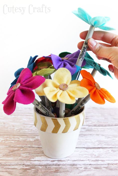 Felt Flower Pen Bouquet Teacher Gift  #StaplesBTS #PMedia #ad Pen Decoration Ideas, Flower Pens Bouquet, Pen Bouquet, Decorated Pens, Pen Decoration, Diy Pen, Cheap Diy Crafts, Pen Toppers, Pen Craft